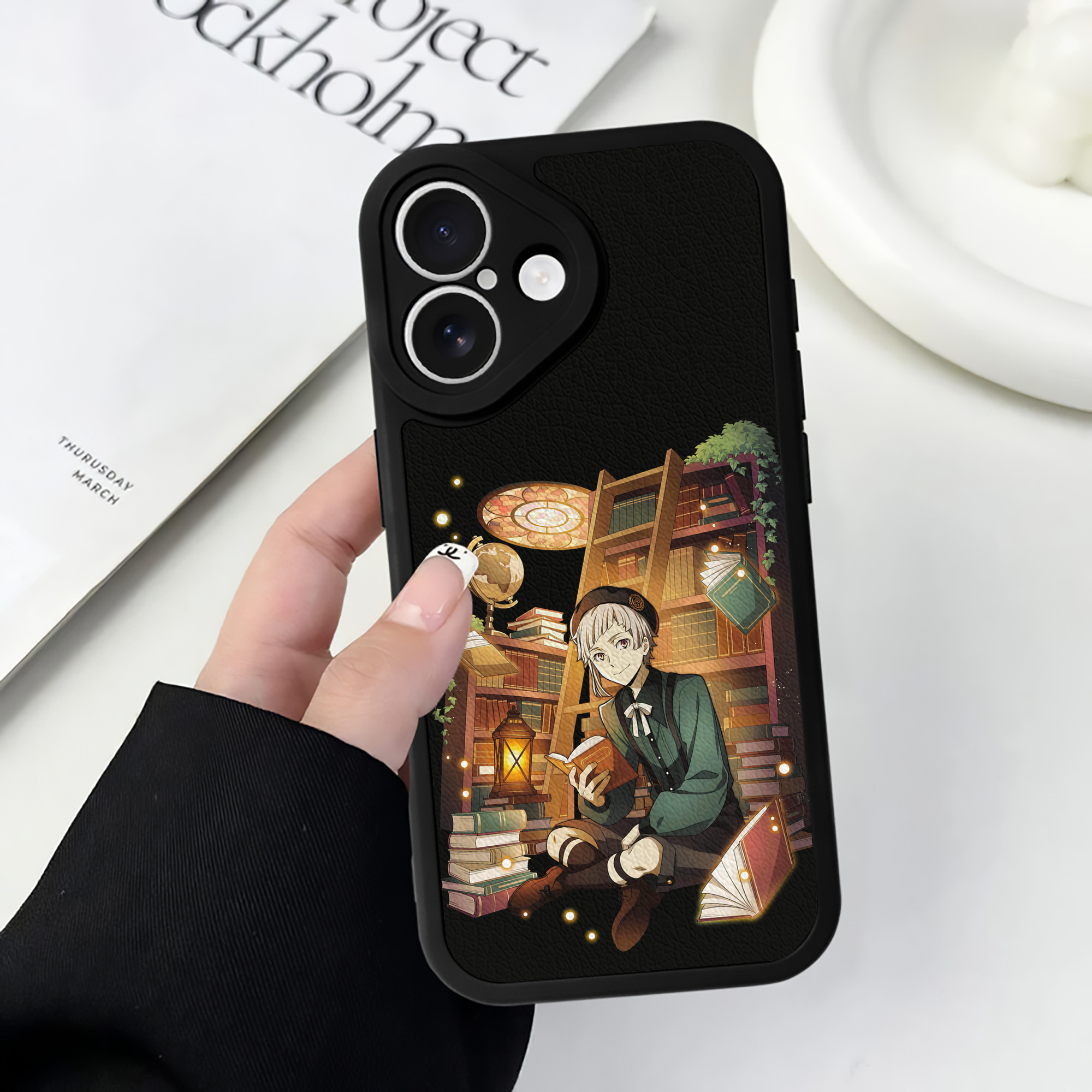 （画像用） 文豪ストレイドッグス Bungo Stray Dogs 【iPhone 16シリーズ対応】シリコンスマホケース（レザー調） 材質：シリコン